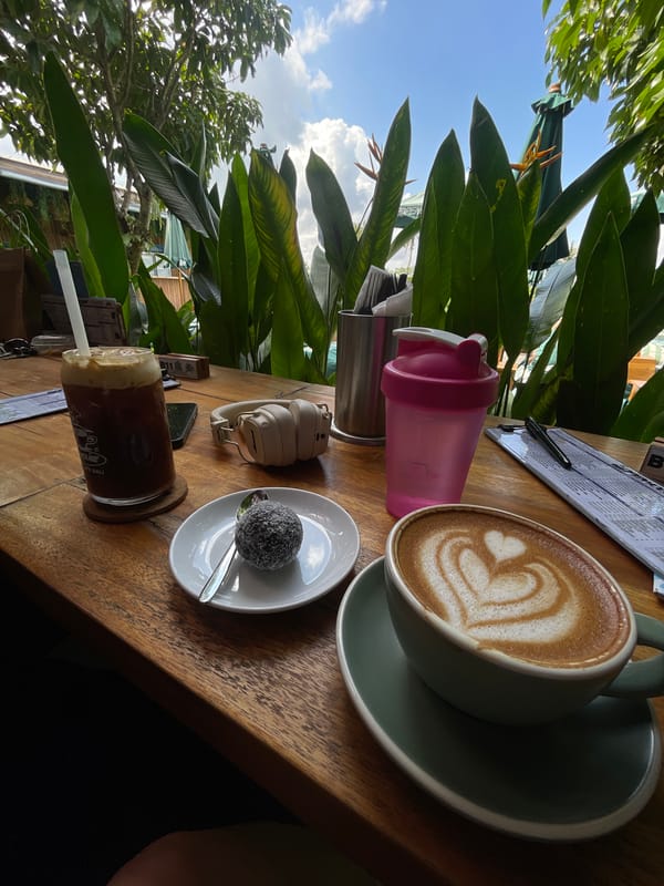 Coffee and coconut cake at a Mengwi café table