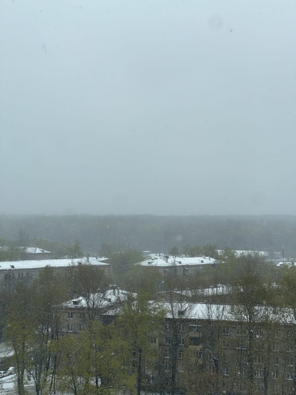 Unseasonal snowfall blankets Moscow in late April