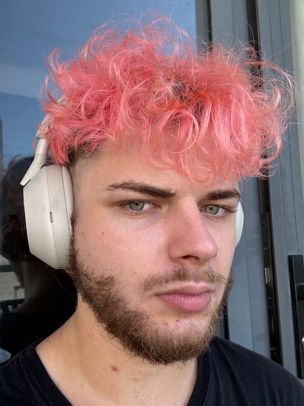 Pink-haired man photographed on Đà Nẵng balcony early morning