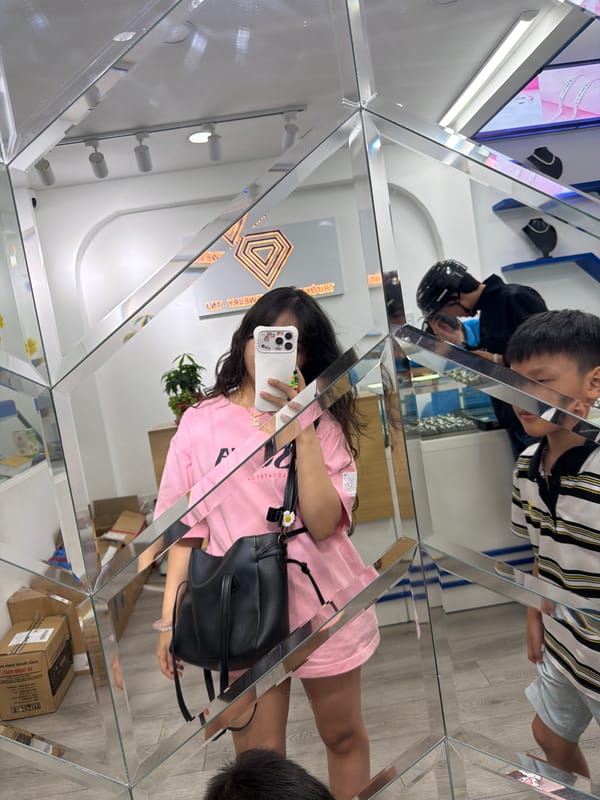 Visitors browse mirrored jewelry shop in Đà Nẵng