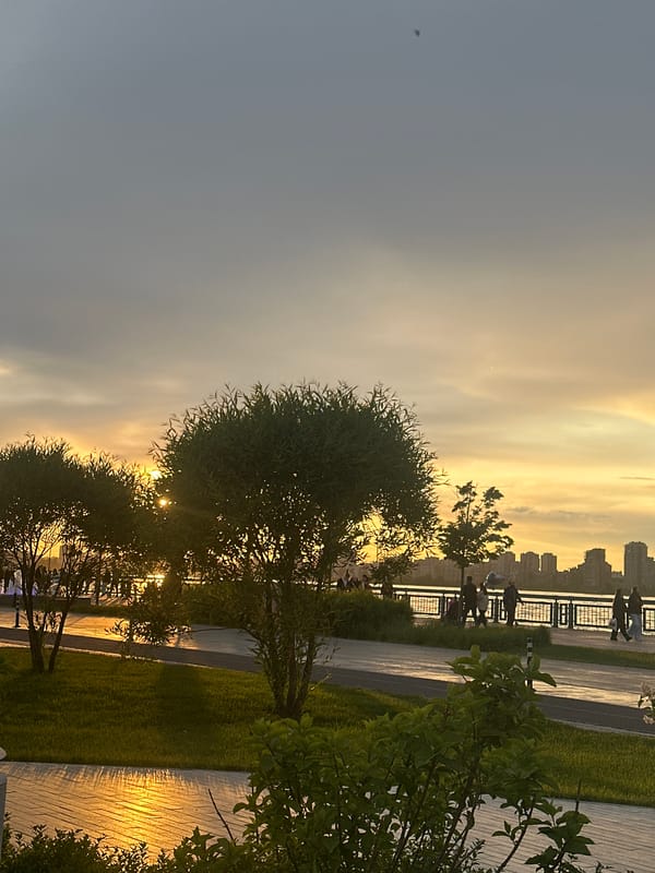 Sunset gathering at Kazan waterfront park draws casual visitors
