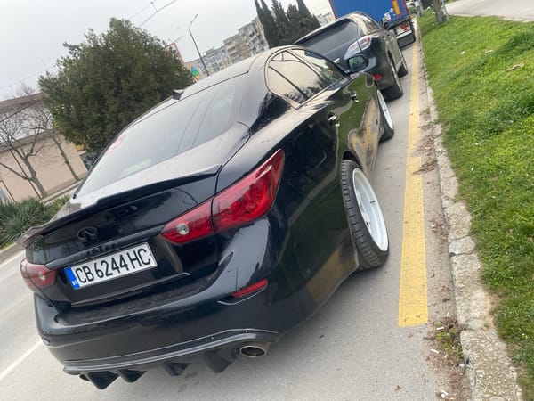 Black Infiniti sedan spotted parked on Varna street