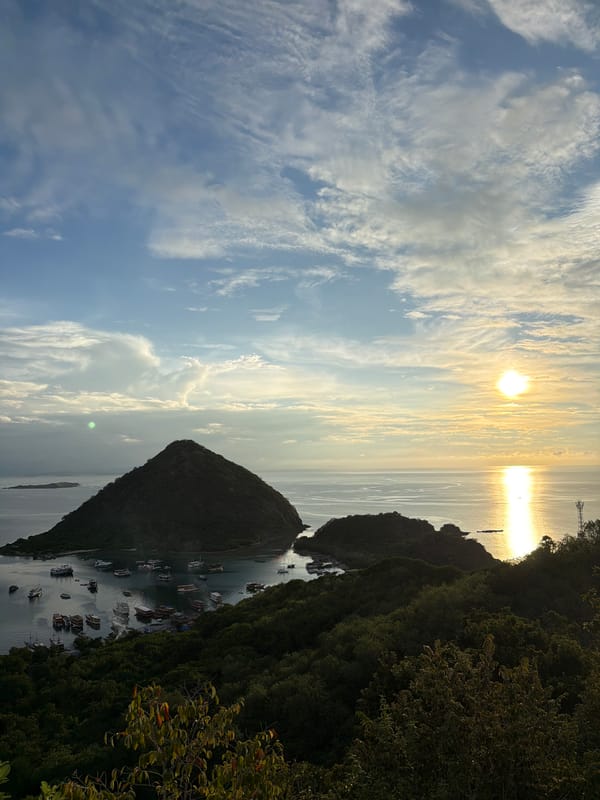 Tourist captures scenic Labuan Bajo landscapes and selfies