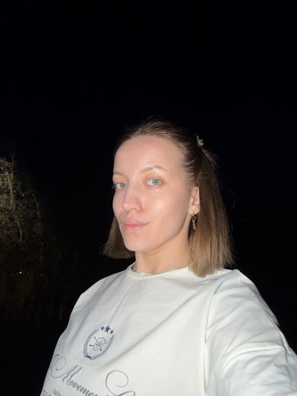 Woman documents evening stroll through Reshetnikovo with child in tow
