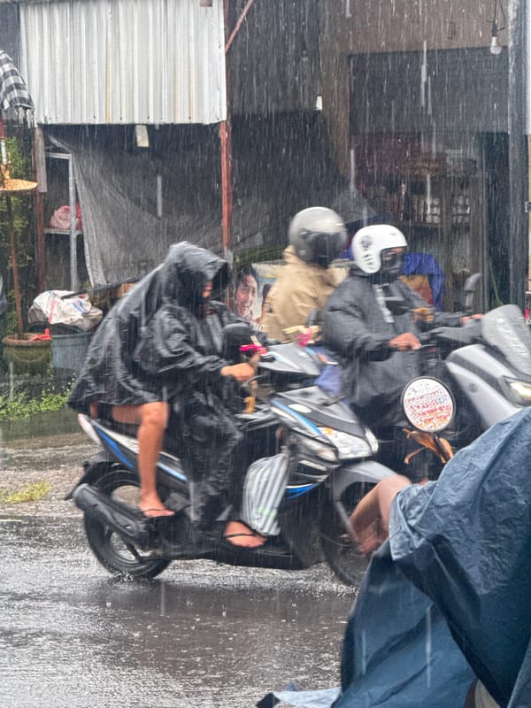 Heavy rainfall hits Kuta Selatan, residents shelter from downpour
