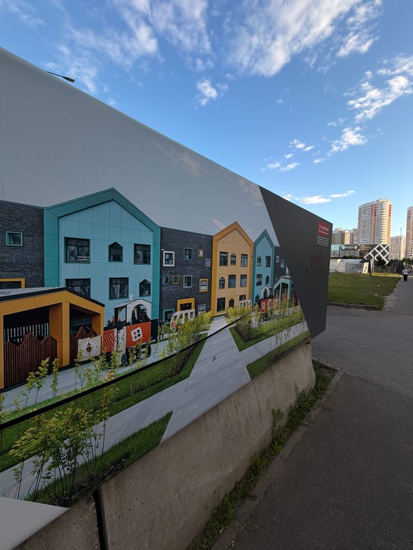Afternoon life in a modern Moskovskiy residential district