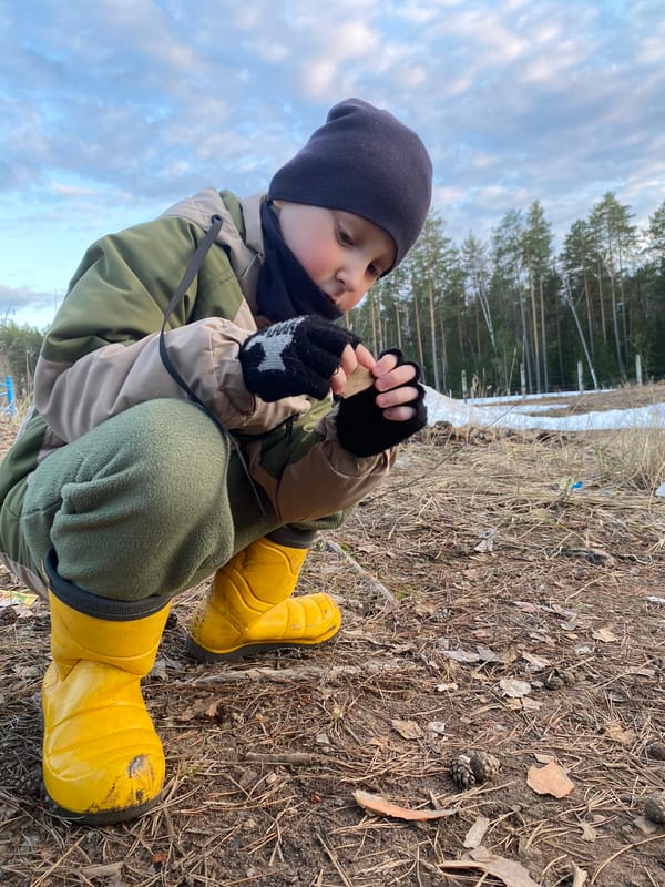 Child plays, gas station operates on quiet Sunday in Noviy