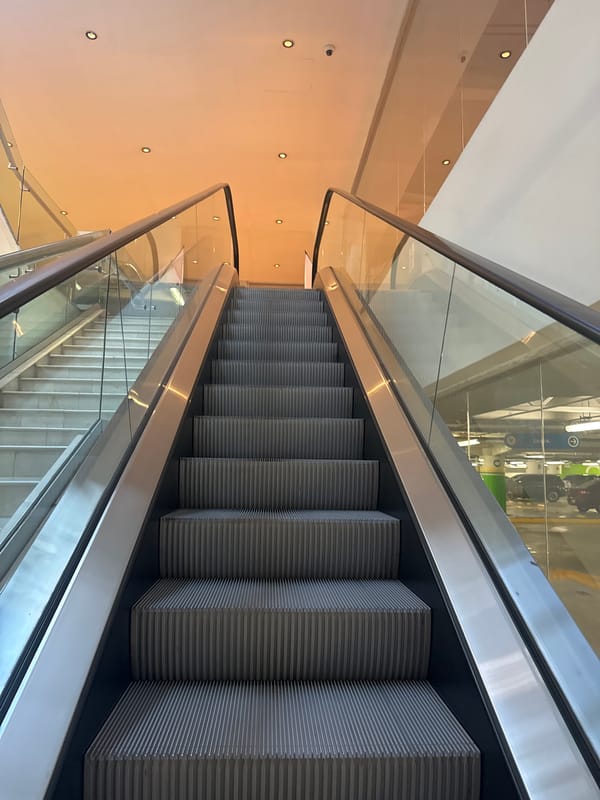 Late-night indoor documentation captures escalator, chess set in Puebla