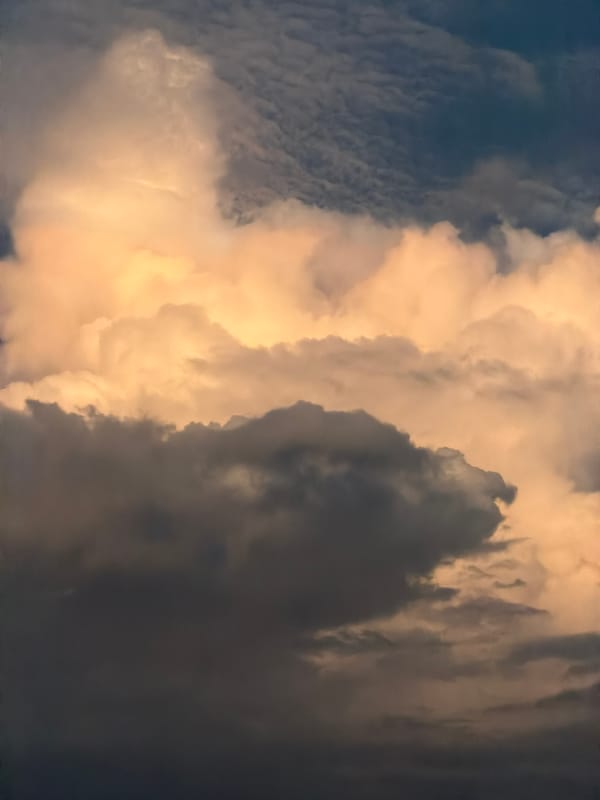 Evening sky and street scenes documented in Mengwi