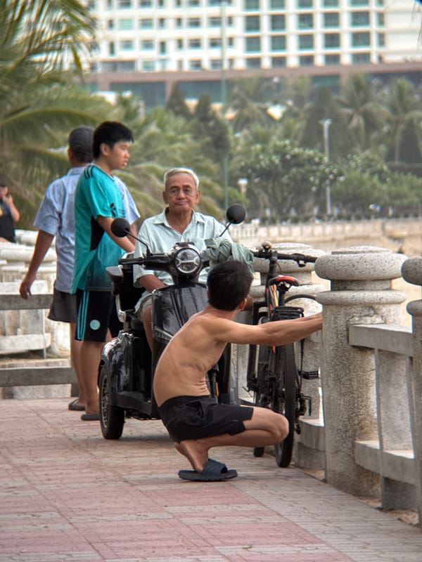 Casual morning life along Nha Trang's beachfront promenade