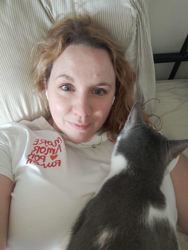 Woman rests in bed with kitten in Schiltigheim