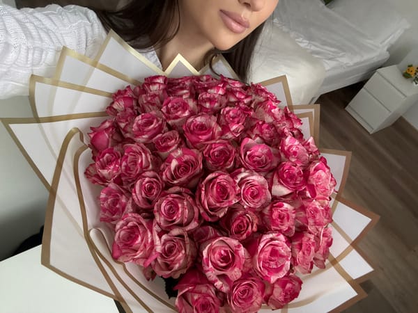Woman with rose bouquet captured in Milan moment