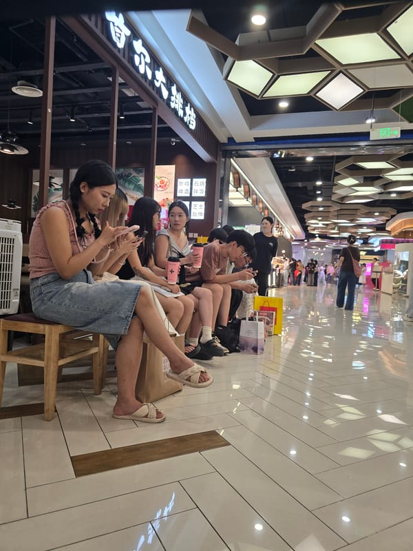 Hangzhou's Shangcheng buzzes with Saturday morning crowd energy