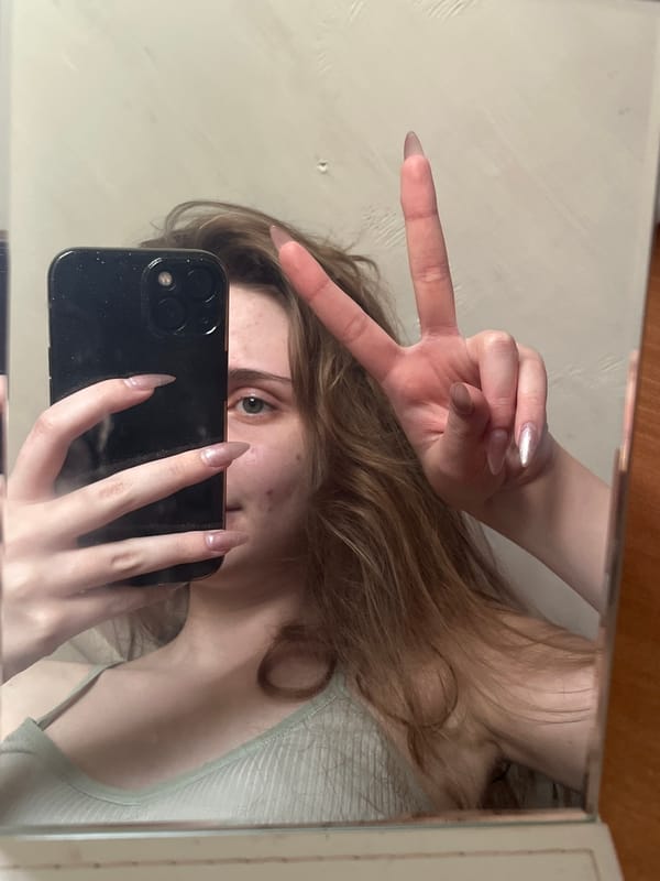 Afternoon mirror selfie session in Ashkadar, Russia