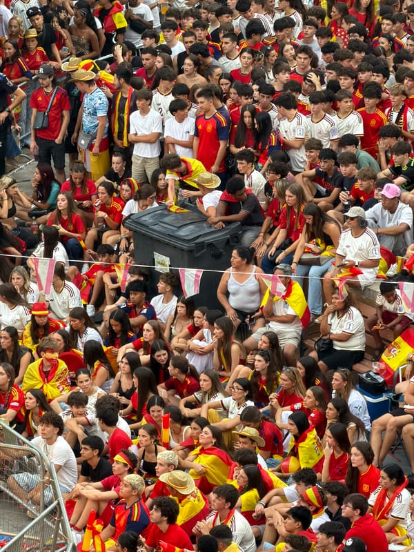 Las Rozas crowds out in red and yellow for Spain match