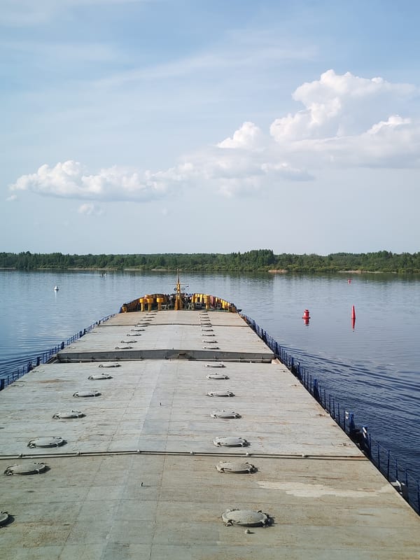 Industrial barge spotted on Russian waterway near Edoma