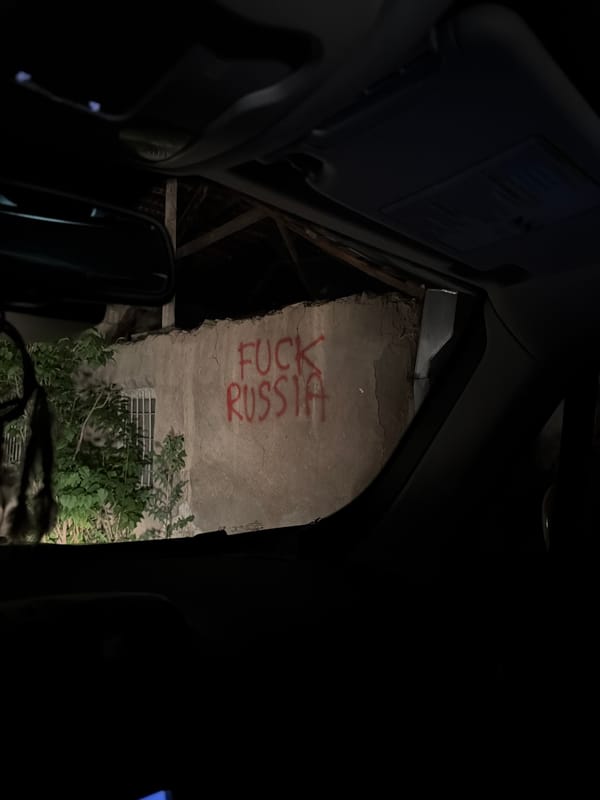 Anti-Russian graffiti spotted on damaged building in Tbilisi