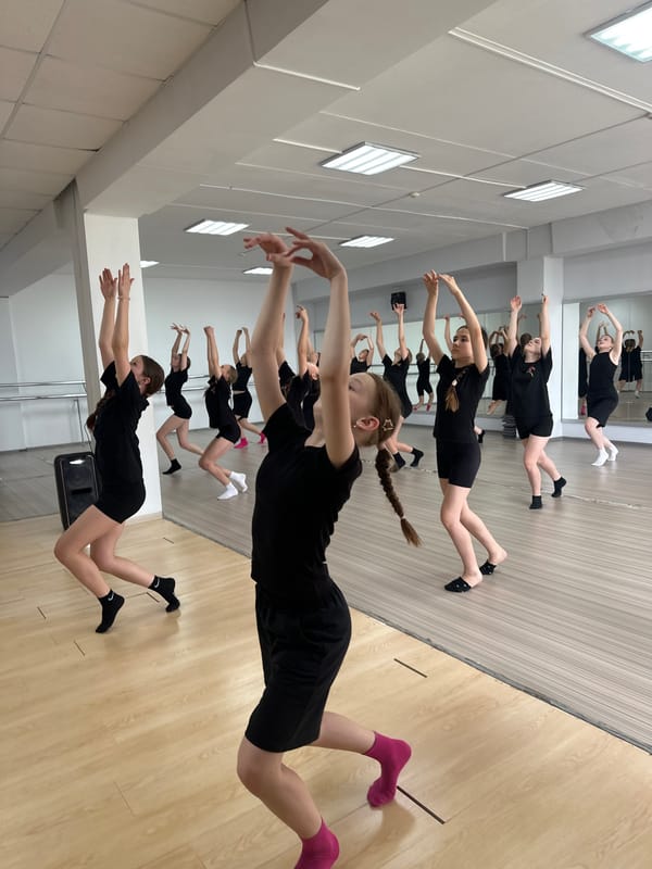 Dance students rehearse synchronized routine in Votkinsk studio