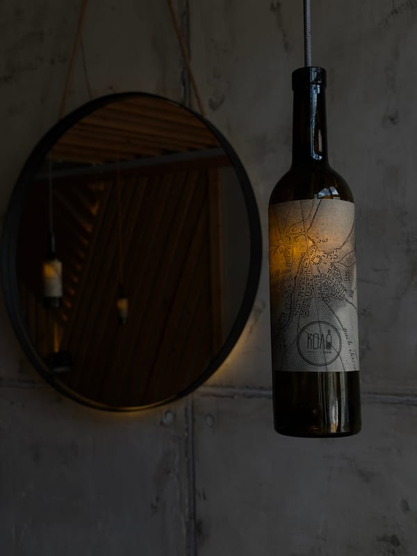 Café details in Volochysk: bottle lamp and latte art