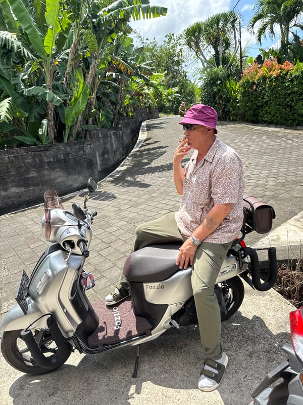 Man on scooter with pink hat spotted in Kediri