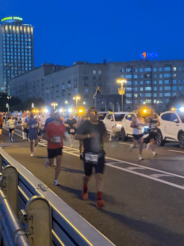Evening marathon through central Moscow streets