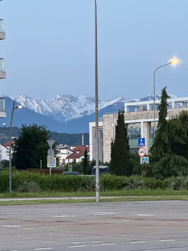 Utair Boeing 737 observed landing approach near Sirius, Russia