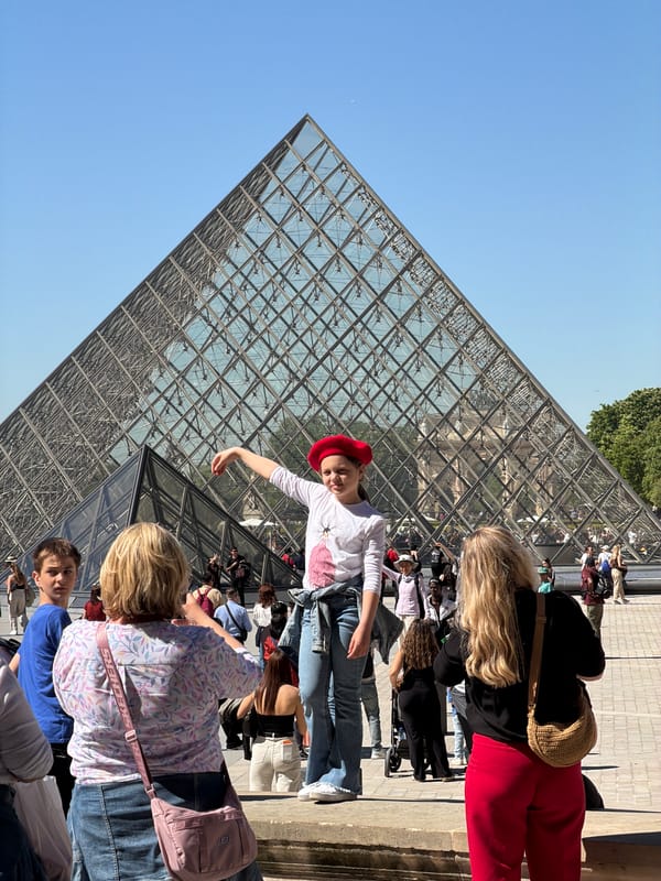 Tourists visit major Paris landmarks during morning sightseeing tour