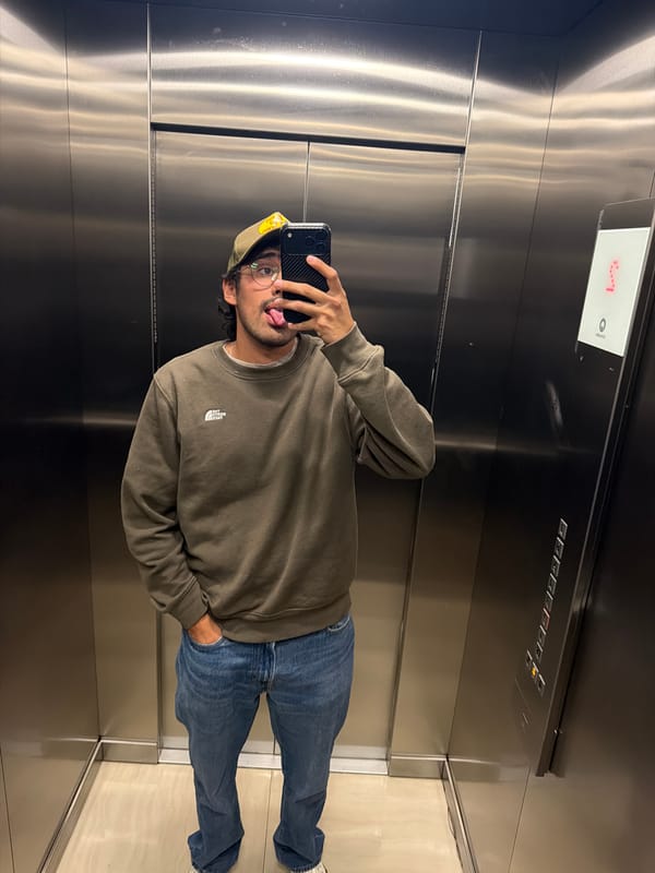 Man takes playful elevator selfie in San Andrés Cholula