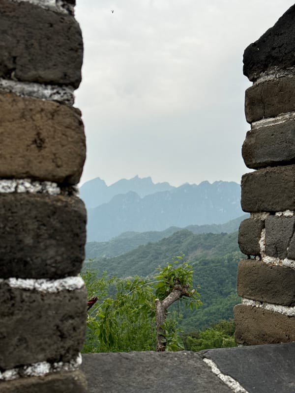 Tourist visits Great Wall section in Huairou District