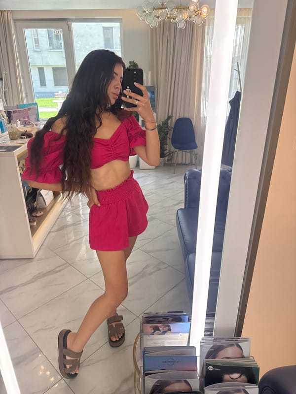 Woman documents nail salon visit and outfit in Plovdiv