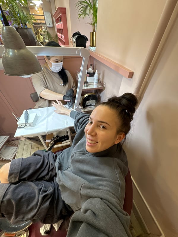 Moscow nail salon provides Friday manicure pedicure services