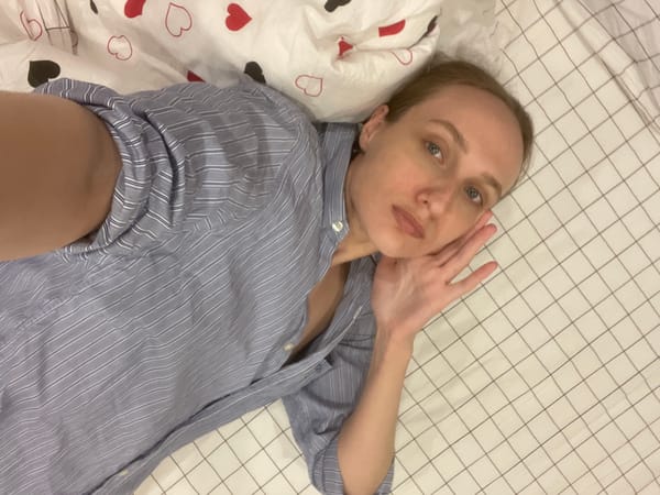 Woman takes bedroom selfies in Подшивалово, Russia