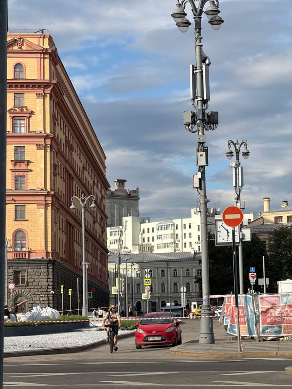 Moscow street life documented across 24 minutes downtown