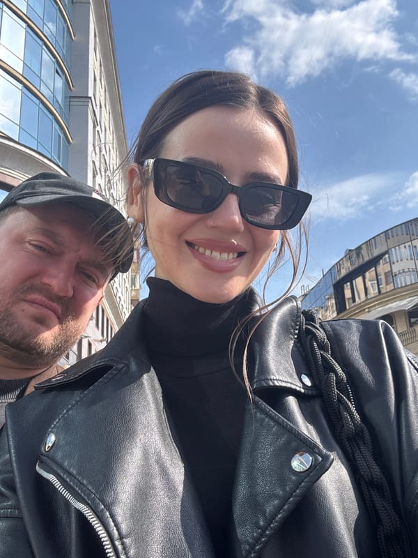Woman documents morning routine across Moscow locations in selfies
