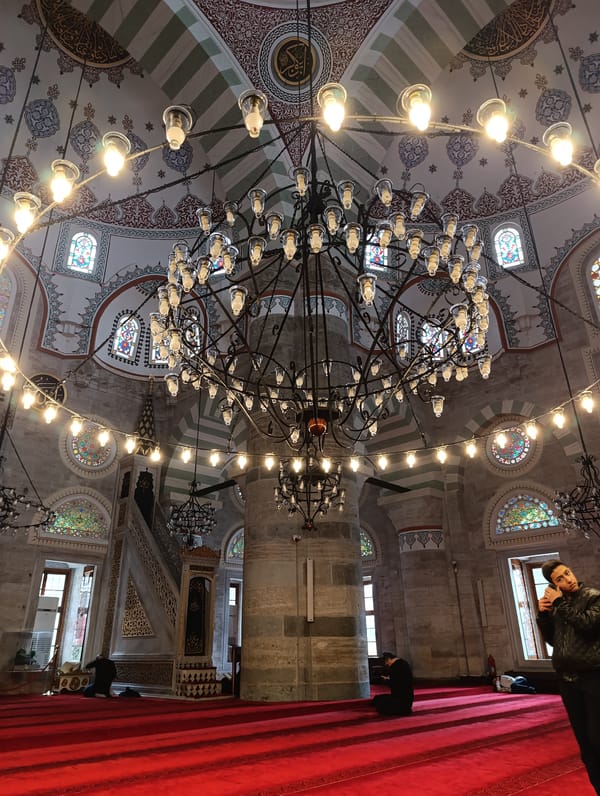 Quiet Saturday afternoon documented across Üsküdar's mosques and waterfront