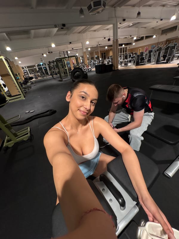 Early morning gym workout session documented in Mönchengladbach