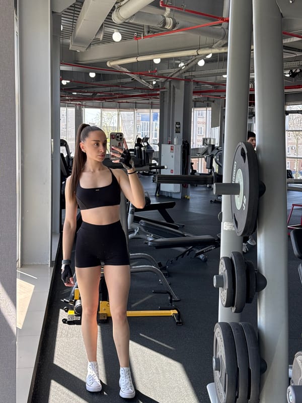 Woman takes gym selfie in Belorechensk fitness facility