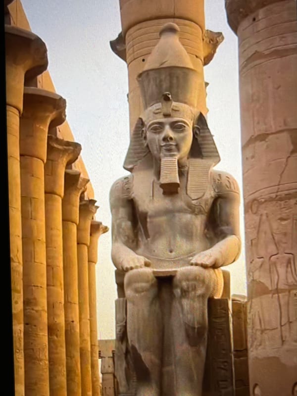 Venezuelan witness observes Egyptian Ramses II statue imagery