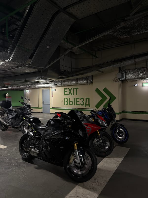 Bilingual exit sign spotted in Moscow parking garage