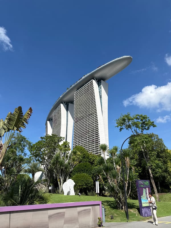 Overnight Singapore landmark tour captured across Marina Bay area