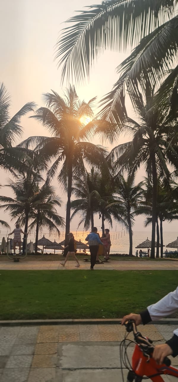 Sunset captured along Đà Nẵng beachfront promenade, Vietnam