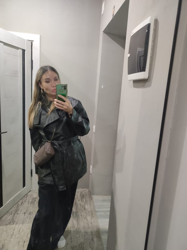 Woman takes selfies in Votkinsk apartment building, cat observed