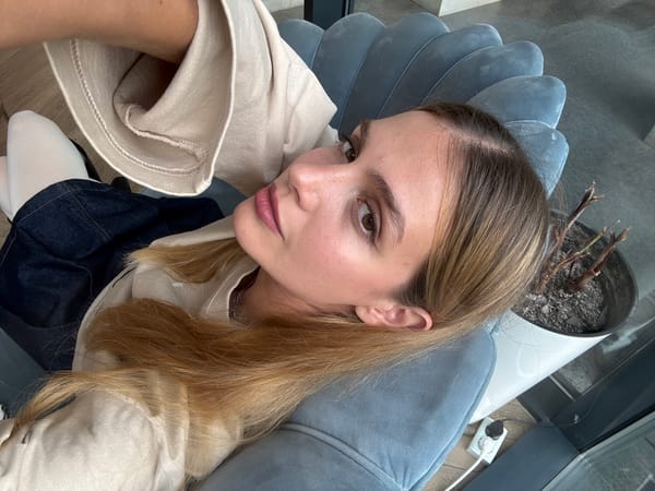 Woman documents morning routine through selfies in Tbilisi