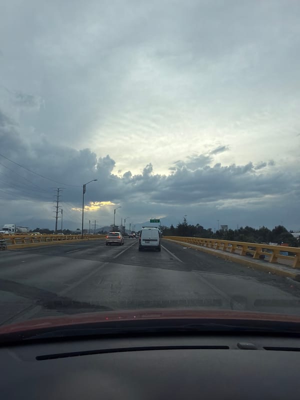 Bridge traffic view captured in San Pedro Cholula