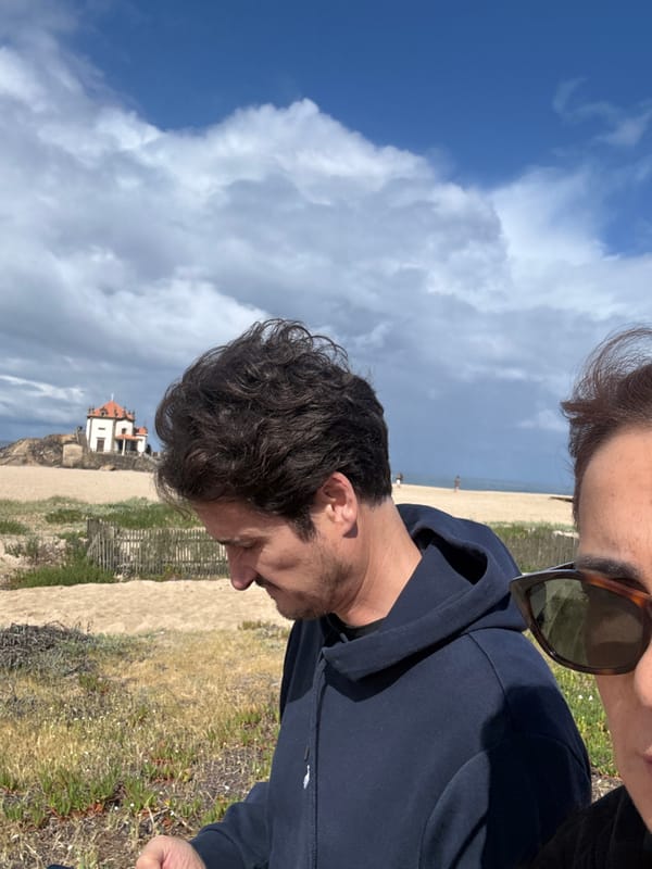 Beachgoers spotted near historic chapel in Vila Nova de Gaia