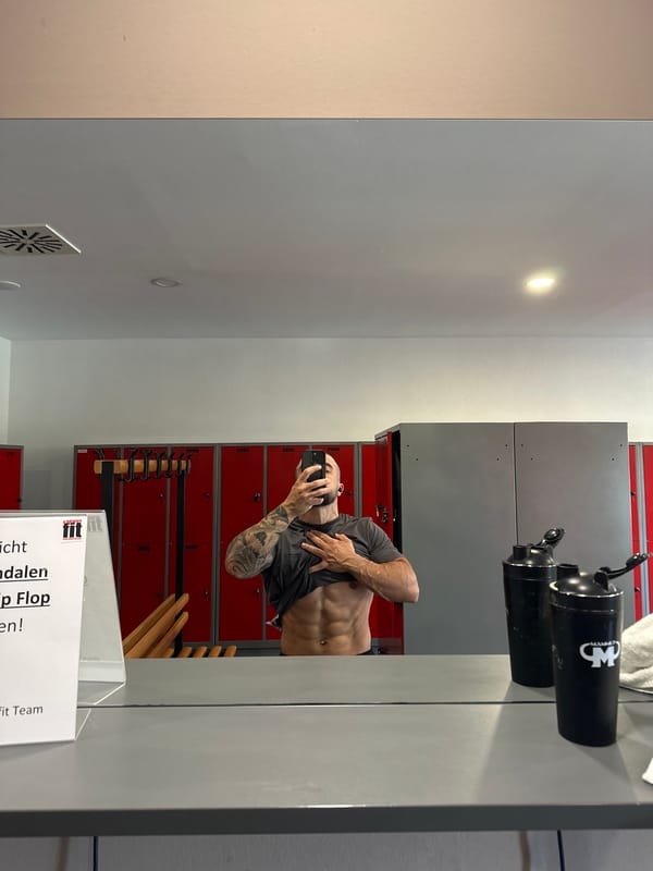 Post-workout mirror selfies in a Garmisch-Partenkirchen gym locker room