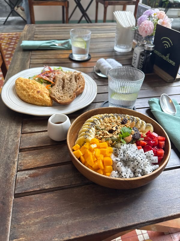 Breakfast cafe scenes documented in Đà Nẵng Vietnam