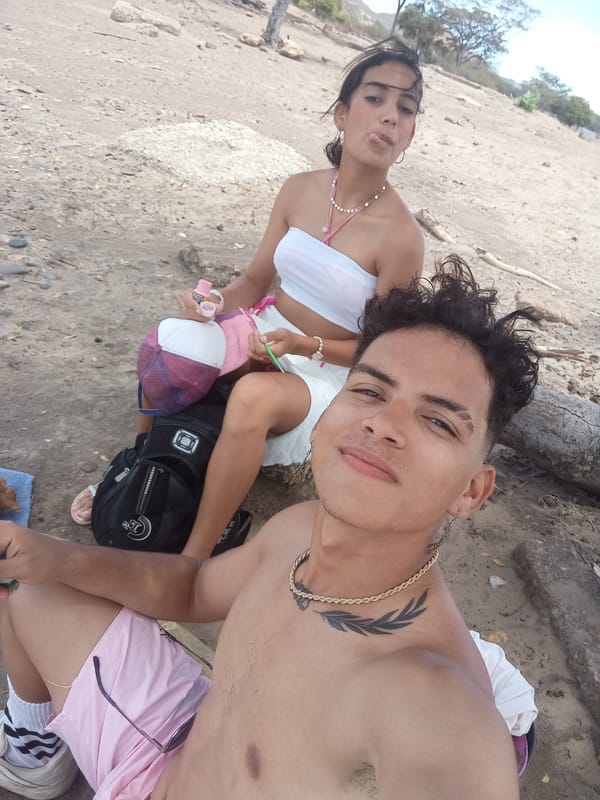 Couple takes beach selfies with dog in Altagracia, Venezuela