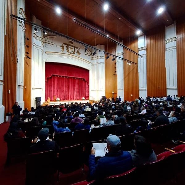 Formal theater event draws crowds in Arequipa, Peru