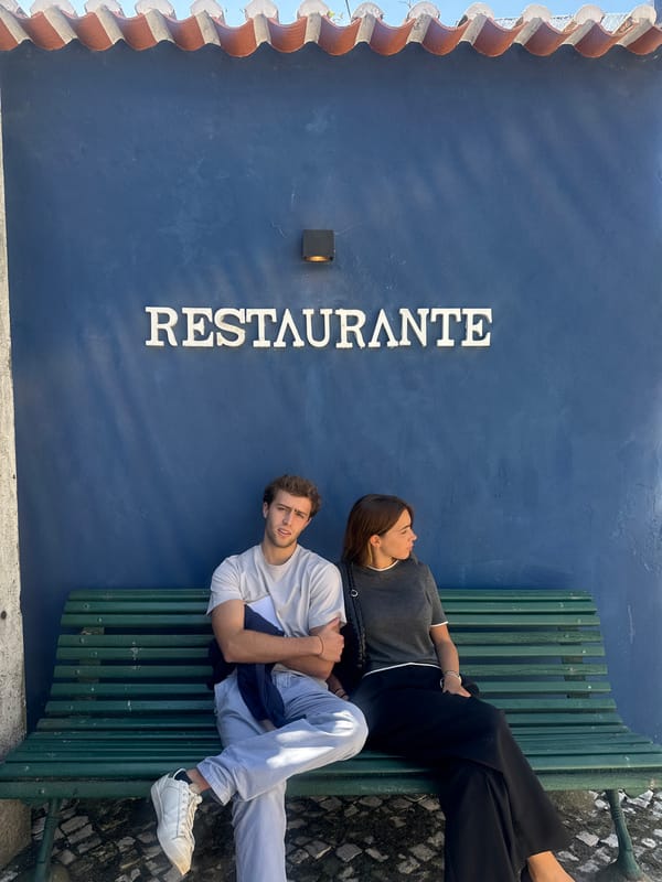 Two people spotted at blue building in Torres Vedras